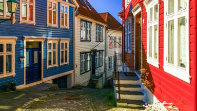 noorwegen_vestland_bergen_huis_straat_kleurrijk_detail_getty