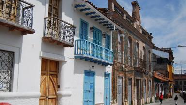 ecuador_cuenca_straatbeeld_huizen_gevels_f
