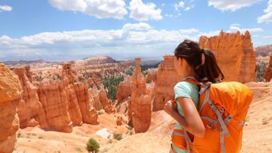 verenigde-staten_utah_bryce-canyon_uitzicht_reiziger_vrouw_backpack_w