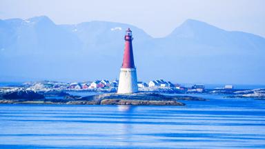 noorwegen_more-og-romsdal_grip_vuurtoren_eiland_huizen_shutterstock_2002720862