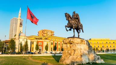 albanie_tirana_tirana_skanderberg-plein_standbeeld-skanderberg_vlag_et'hem-bey-moskee_shutterstock_410444269