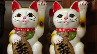 japan_algemeen_maneki-neko_beeldjes_wenkende-kat_souvenir_f