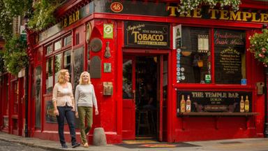ierland_dublin_pub_temple-bar_rood_guinness_stel_vrouwen