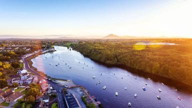 ierland_county-mayo_ballina_moy-rivier_boot_luchtfoto_zonlicht_shutterstock