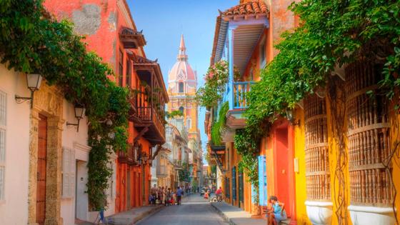 colombia_cartagena_straatbeeld_huizen_gevels_mooi-licht_santa-catalina-alejandria-kathedraal_4_f