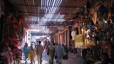 marokko_marrakech-safi_marrakesh_markt_souk_mensen_overdekt_lantaarns_f
