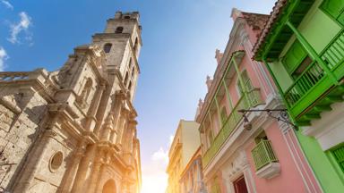 cuba_havana_san-francisco-square_plaza-de-san-francisco-de-asis_kerk_gebouwe_balkon_shutterstock