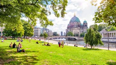 duitsland_berlijn_dom-van-berlijn_park-mensen-brug_getty