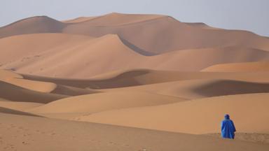 marokko_erg-chebbi-woestijn_merzouga_woestijnlandschap_zandduinen_man_w