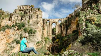 spanje_andalusie_ronda_el-tajo-kloof_puente-nueva_vrouw_brug_shutterstock_1671970285