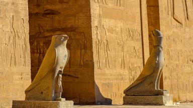 egypte_rode-zee_edfu_tempel-van-horus_beeld_vogel_b