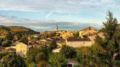 frankrijk_ardeche_vallon-pont-darc_huizen-kerk-bergen_zonsondergang_shutterstock