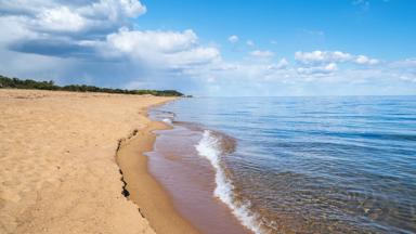 zweden_zuid-zweden_simrishhamn_strand_kust_shutterstock_1727249836