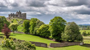 ierland_county-tipperary_cashel_rock-of-cashel_kasteel_uitzicht_park_bomen_heuvel_shutterstock.jpg