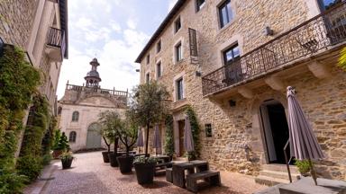 Frankrijk-Occitanie-Aveyron-Villefranche-de-Rouergue-kerk-hotel-Fleurines©CRT Occitanie-Les-Coflocs