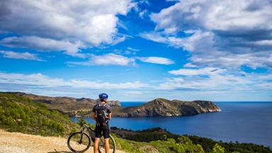 spanje_costa-brava_middellandse-zee_mountainbike_man_shutterstock