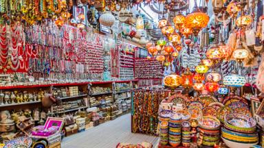 oman_muscat_muttrah-soek_winkel_sieraad_decoratie_lantaarn_lamp_kleurrijk_shutterstock
