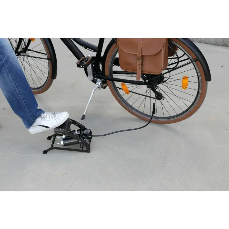 Voetpomp met dubbele cilinder en manometer