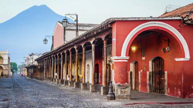 guatemala_sacatepequez_panchoy-vallei_antigua_straat_gekleurde-gebouwen_agua-vulkaan_b