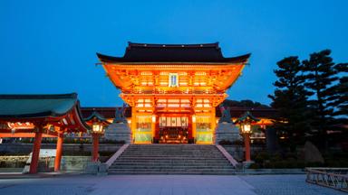 japan_honshu_kyoto_fushimi-Inari-taisha-tempel_verlicht_shrine_b
