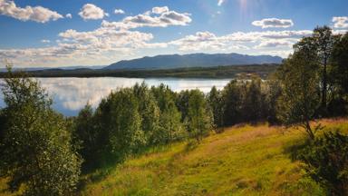 noorwegen_telemark_mosvatn-meer_uitzicht_zon_weerspiegeling_getty