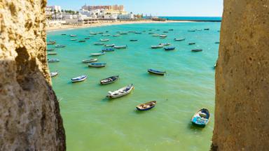 spanje_andalusie_cadiz_la-caleta-beach_strand_zee_bootjes_shutterstock_1524245486