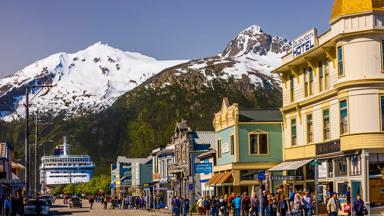 verenigde-staten_alaska_skagway_cruise_schip_bergen_straat_winkels_mensen_GettyImages-618488758