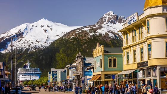 verenigde-staten_alaska_skagway_cruise_schip_bergen_straat_winkels_mensen_GettyImages-618488758