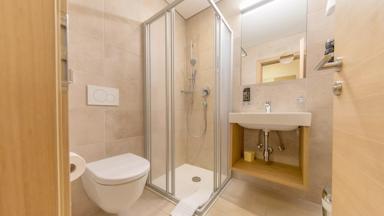 Oostenrijk_Fügen_Kosis_Sports_Lifestyle_Hotel_Eenpersoonskamer_Badkamer