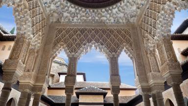 spanje_andalusie_granada_alhambra_paleis_zuil_getty-565233649