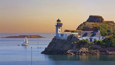 frankrijk_bretagne_carantec_l-lle-louet_vuurtoren_shutterstock_239062924