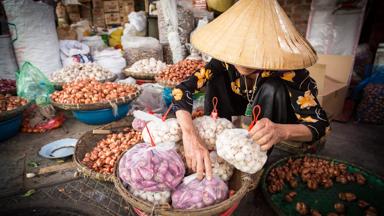 vietnam_hanoi_local_straatverkoper_b.jpg