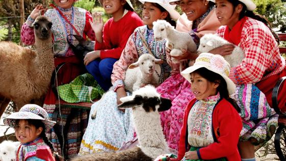 peru_algemeen_straatbeeld_locals_meisjes-met-lammetjes_lama_b.jpg