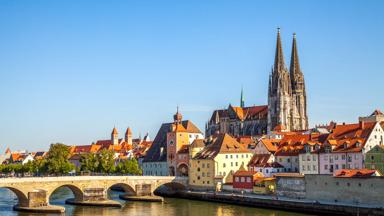 duitsland_beieren_regensburg_donau_rivier_brug_kathedraal_huizen_shutterstock_713932357