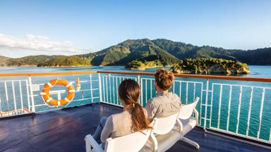 nieuw-zeeland_wellington_interislander-ferry_picton_marlborough-sounds_reiziger_stel_koppel_b