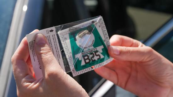 Oostenrijks tolvignet sticker op voorruit