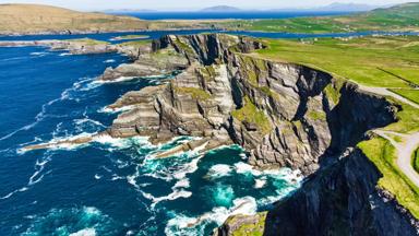 ierland_county-kerry_kenmore_ring-of-kerry_klif_gras_weg_shutterstock