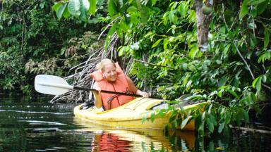 costa-rica_tortuguero_kano_vrouw_rivier_jungle_f