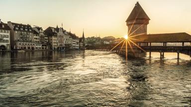 Zwitserland_treinreizen_Grand Train_Luzern_zicht op historische loopbrug_h