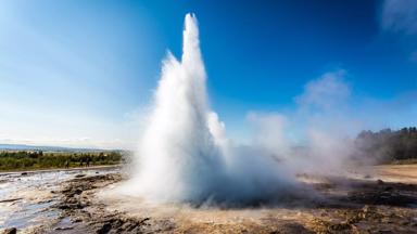 ijsland_pingvellir_strokkur_geiser_shutterstock