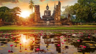 thailand_sukhothai_historical-park_boeddha_vijver_lotusbloemen_ruine_zonsondergang_tempel_shutterstock