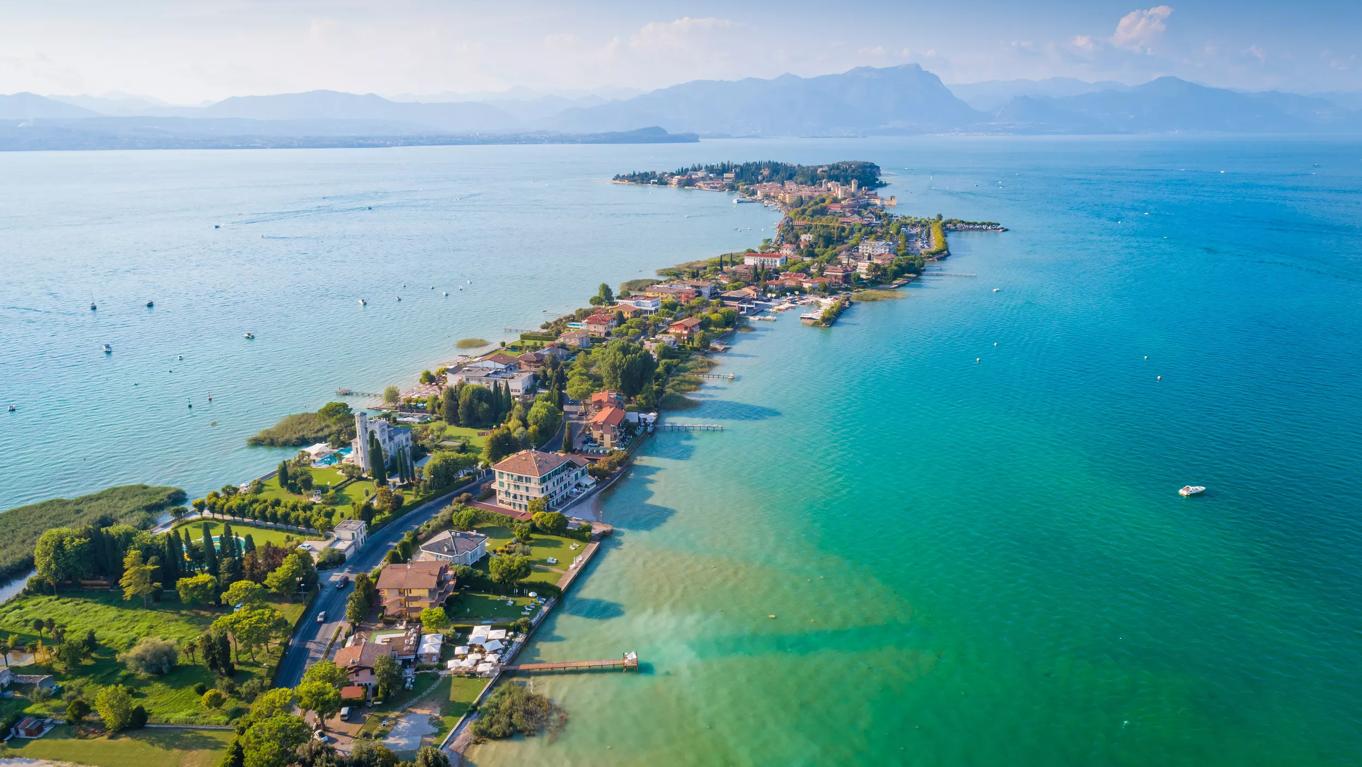 De landtong van het sirmione gardameer in Lombardije