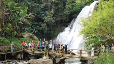 thailand_chiang-mai_doi-ithanon-national-park_waterval_groepsfoto_f