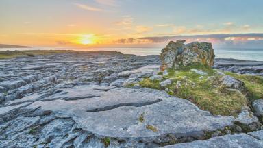 ierland_clare-county_the-burren_kalksteen_zee_rotsen_zonsondergang_getty-546954853