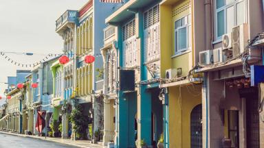 thailand_phuket_oldt-own_koloniale-huizen_straat_shutterstock