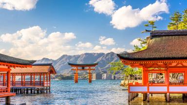 japen_hiroshima_itsukushima_miyajima_itsukushima-schrijn_bergen_drijvend-heiligdom_shutterstock