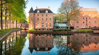 hotel_nederland_tegelen_bilderberg-chateau-holtmuhle_vooraanzicht_gracht_bomen_brug