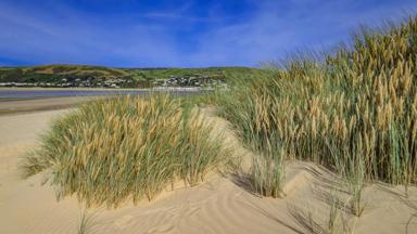 groot-brittanie_wales_aberdyfi_aberdovey_duin_duingras_zandstrand_heuvel_dorp_stad_achtergrond_getty_jpg