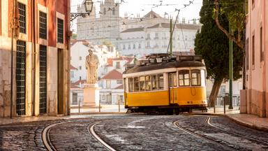 portugal_lissabon_sfeer_standbeeld_tram_straat_getty