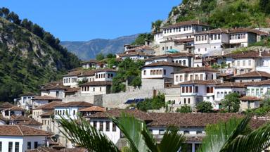 albanie_berat_berat_gebergte_dorp_huizen_mangalem-district_getty